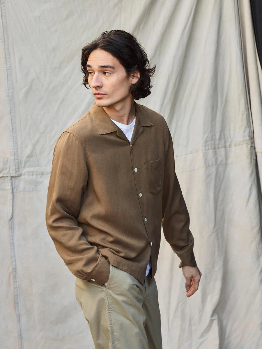 BUCK MASON DRAPED LINEN CAMP SHIRT IN TEAK