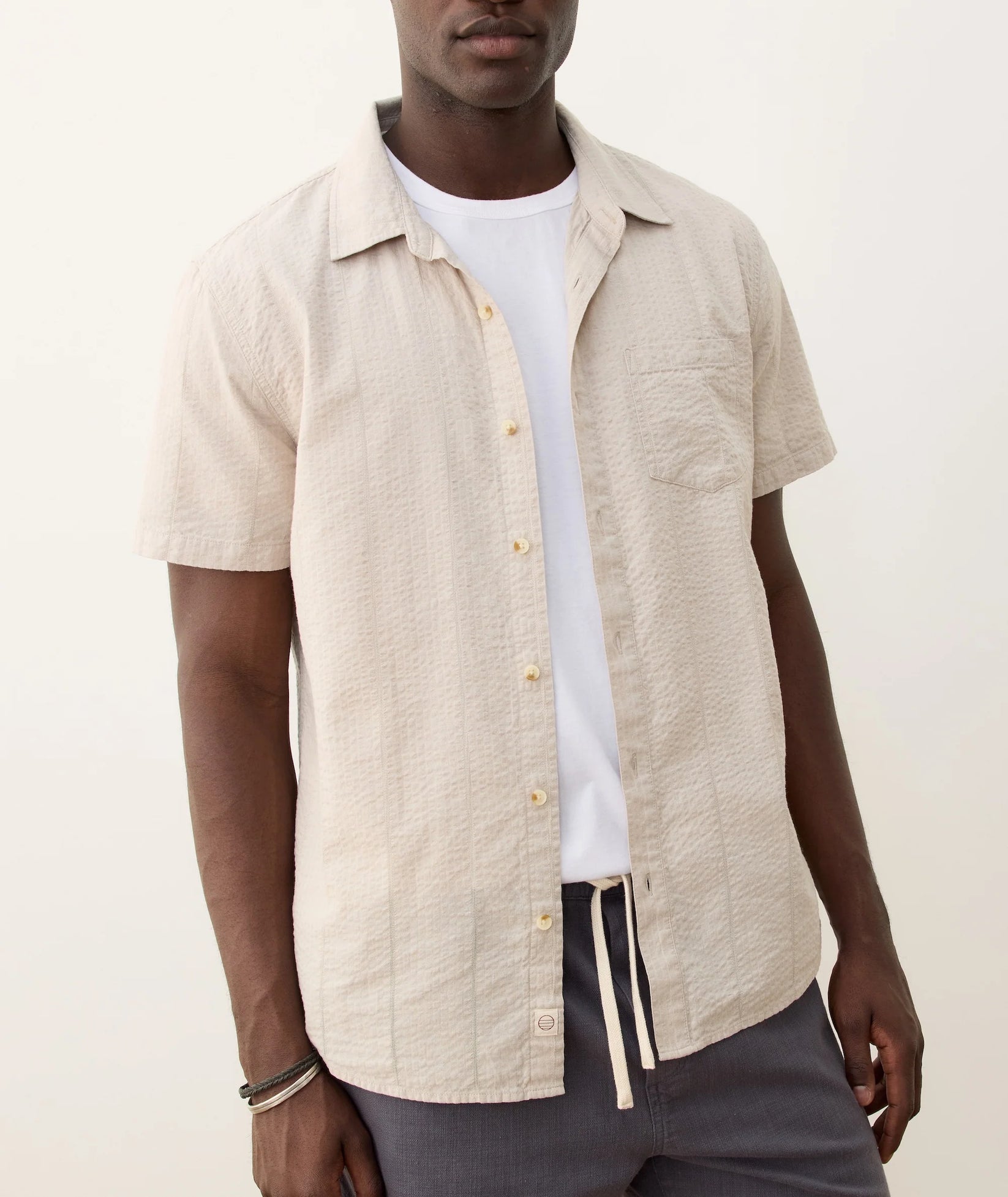 MARINE LAYER SEERSUCKER CLASSIC SHIRT IN PARCHMENT in PARCHMENT — view 2