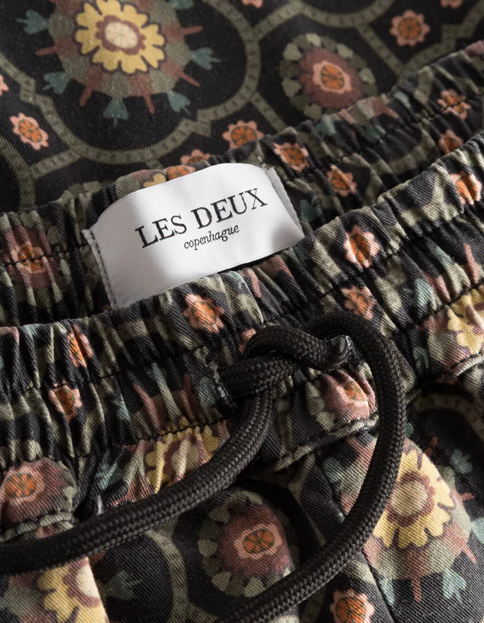 LES DEUX TAPESTRY SHORTS IN BLACK SURPLUS GREEN