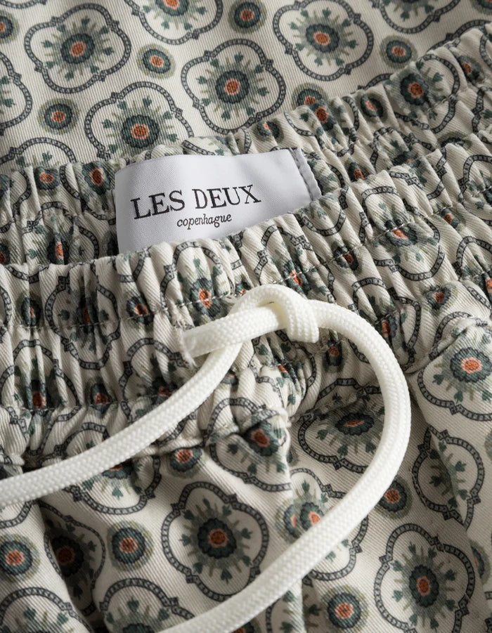 LES DEUX TAPESTRY SHORTS IN IVORY / LIGHT JADE GREEN