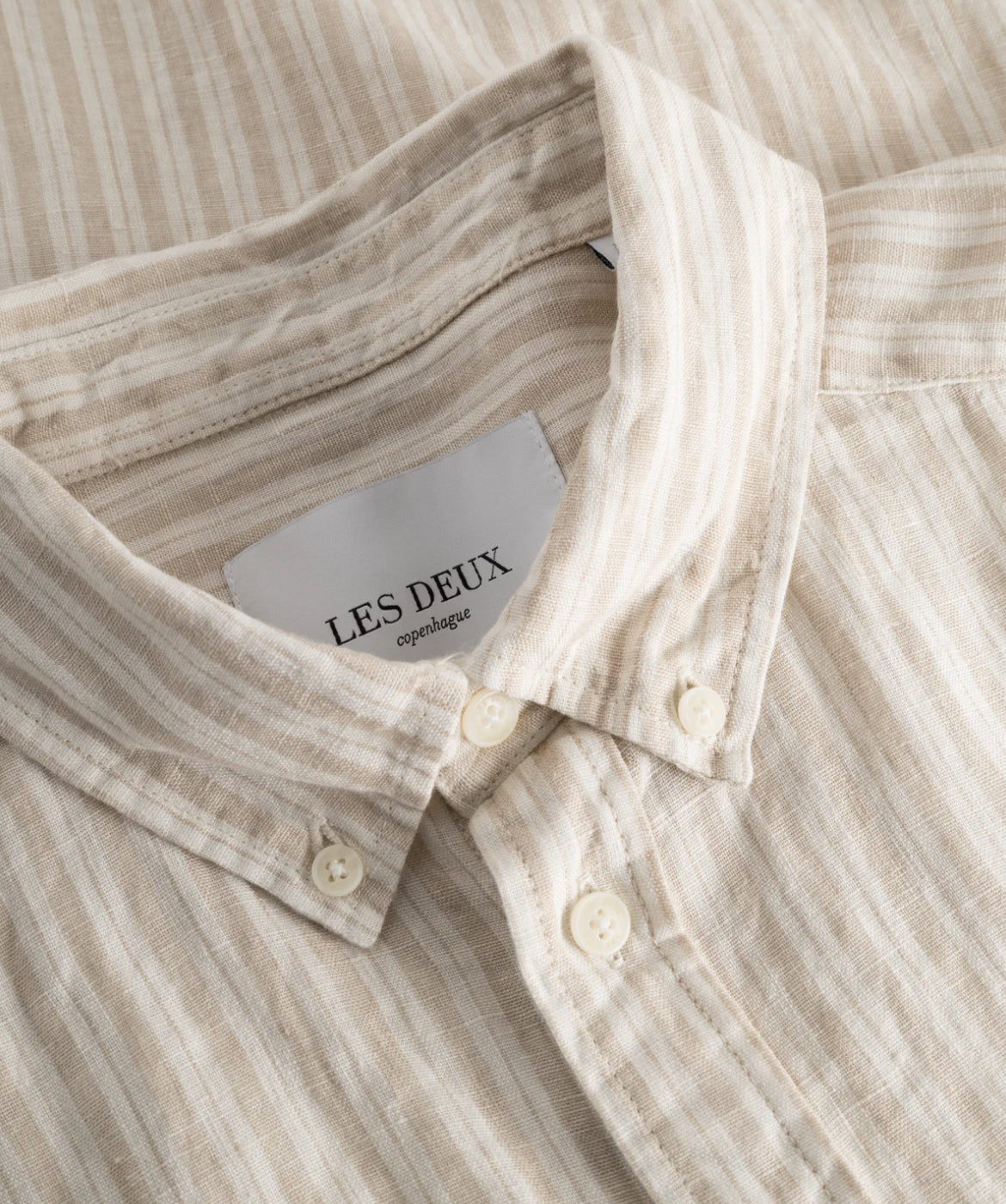 LES DEUX KRIS LINEN SS SHIRT IN LIGHT DESERT SAND in LIGHT DESERT SAND — view 2