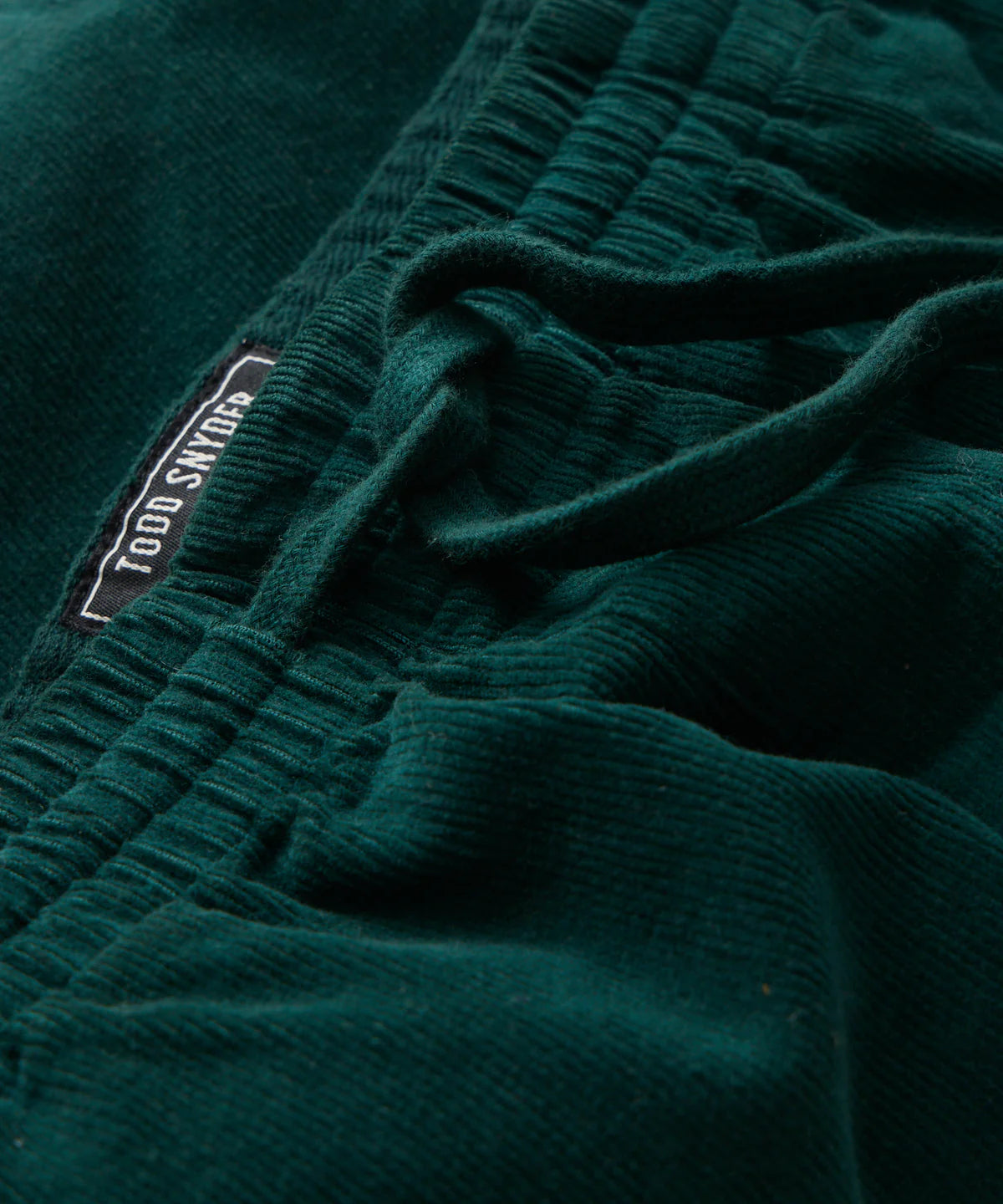 TODD SNYDER 5" CORDUROY WEEKEND SHORT IN BOTANICAL GREEN